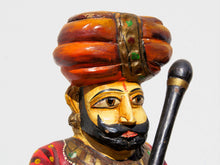 Carica l&#39;immagine nel visualizzatore di Gallery, statua indiana in legno di mango inciso e dipinta raffigurante guardiano del palazzo del maharaja . lavorata artigianalmente . databile seconda metà &#39;900, India, Rajasthan.  dimensioni 22x18 h51cm.    disponibili altri modelli per info contattare 0039 3338778241 watshapp info@etniko.it mail facebook/ instagram/ etsy : etnikobycrosato