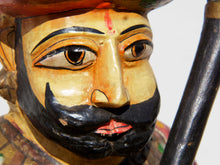 Carica l&#39;immagine nel visualizzatore di Gallery, statua indiana in legno di mango inciso e dipinta raffigurante guardiano del palazzo del maharaja . lavorata artigianalmente . databile seconda metà &#39;900, India, Rajasthan.  dimensioni 22x18 h51cm.    disponibili altri modelli per info contattare 0039 3338778241 watshapp info@etniko.it mail facebook/ instagram/ etsy : etnikobycrosato