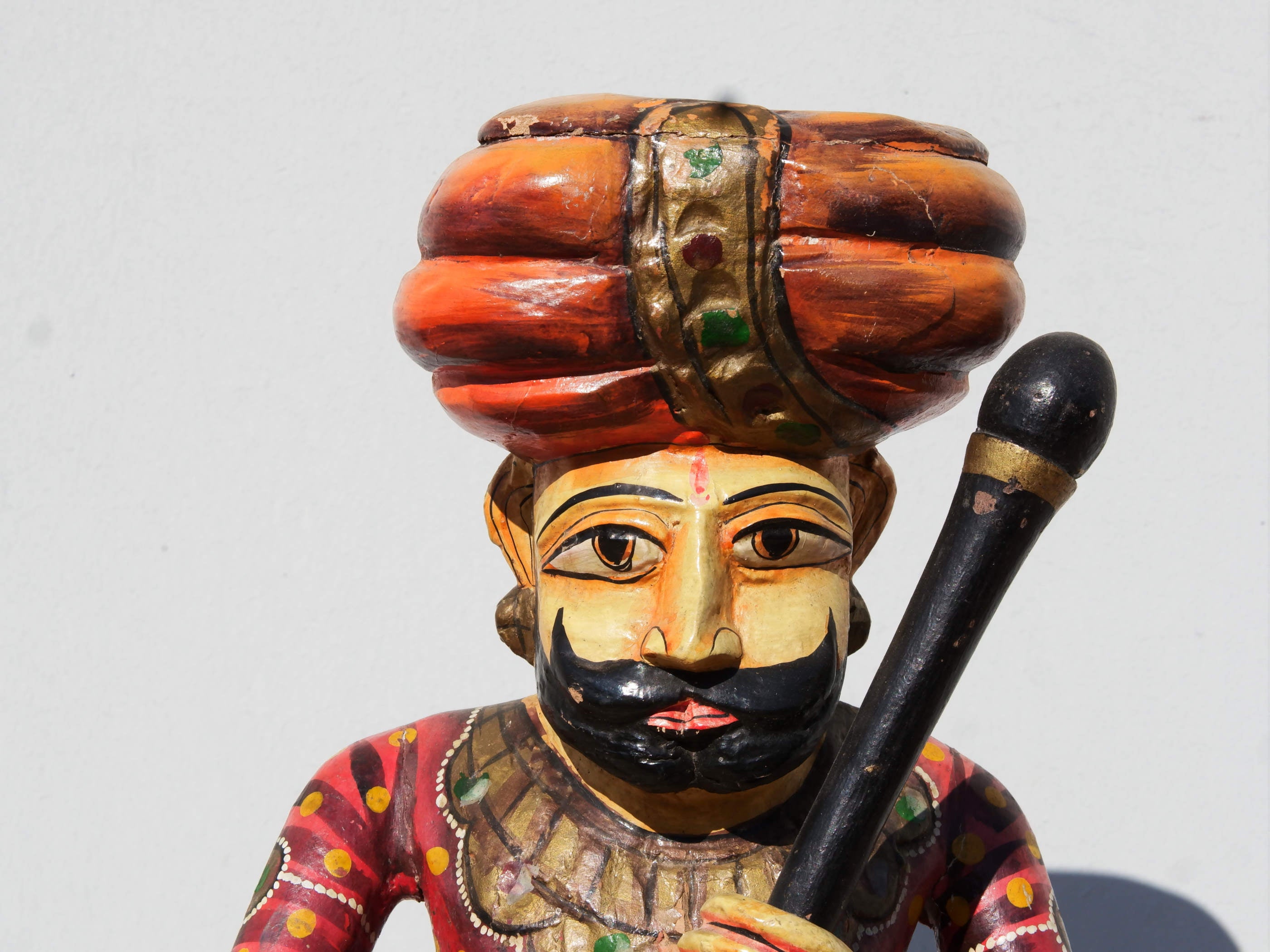 statua indiana in legno di mango inciso e dipinta raffigurante guardiano del palazzo del maharaja . lavorata artigianalmente . databile seconda metà '900, India, Rajasthan.  dimensioni 22x18 h51cm.    disponibili altri modelli per info contattare 0039 3338778241 watshapp info@etniko.it mail facebook/ instagram/ etsy : etnikobycrosato