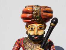 Carica l&#39;immagine nel visualizzatore di Gallery, statua indiana in legno di mango inciso e dipinta raffigurante guardiano del palazzo del maharaja . lavorata artigianalmente . databile seconda metà &#39;900, India, Rajasthan.  dimensioni 22x18 h51cm.    disponibili altri modelli per info contattare 0039 3338778241 watshapp info@etniko.it mail facebook/ instagram/ etsy : etnikobycrosato