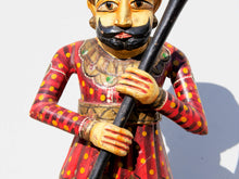Carica l&#39;immagine nel visualizzatore di Gallery, statua indiana in legno di mango inciso e dipinta raffigurante guardiano del palazzo del maharaja . lavorata artigianalmente . databile seconda metà &#39;900, India, Rajasthan.  dimensioni 22x18 h51cm.    disponibili altri modelli per info contattare 0039 3338778241 watshapp info@etniko.it mail facebook/ instagram/ etsy : etnikobycrosato