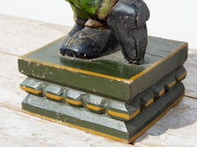 Carica l&#39;immagine nel visualizzatore di Gallery, statua indiana in legno di mango inciso e dipinta raffigurante guardiano del palazzo del maharaja . lavorata artigianalmente . databile seconda metà &#39;900, India, Rajasthan.  dimensioni 22x18 h51cm.    disponibili altri modelli per info contattare 0039 3338778241 watshapp info@etniko.it mail facebook/ instagram/ etsy : etnikobycrosato