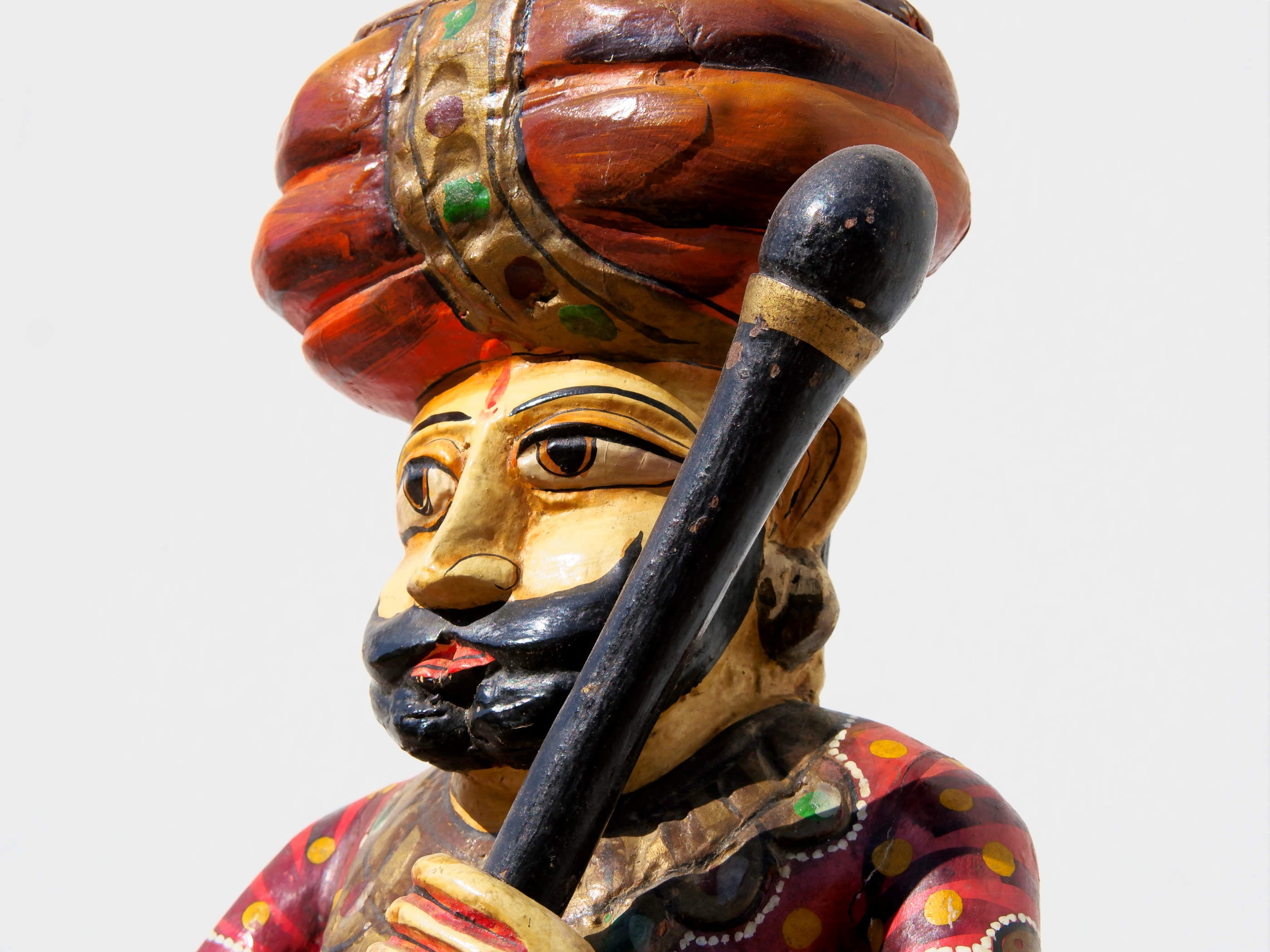 statua indiana in legno di mango inciso e dipinta raffigurante guardiano del palazzo del maharaja . lavorata artigianalmente . databile seconda metà '900, India, Rajasthan.  dimensioni 22x18 h51cm.    disponibili altri modelli per info contattare 0039 3338778241 watshapp info@etniko.it mail facebook/ instagram/ etsy : etnikobycrosato