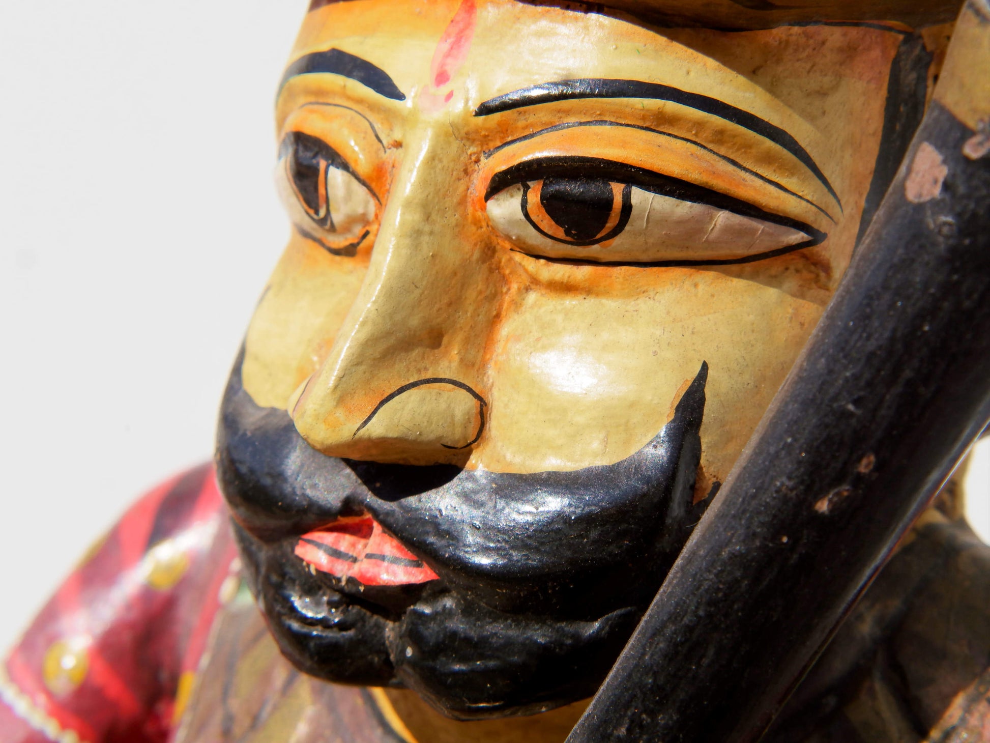 statua indiana in legno di mango inciso e dipinta raffigurante guardiano del palazzo del maharaja . lavorata artigianalmente . databile seconda metà '900, India, Rajasthan.  dimensioni 22x18 h51cm.    disponibili altri modelli per info contattare 0039 3338778241 watshapp info@etniko.it mail facebook/ instagram/ etsy : etnikobycrosato