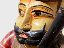 statua indiana in legno di mango inciso e dipinta raffigurante guardiano del palazzo del maharaja . lavorata artigianalmente . databile seconda metà '900, India, Rajasthan.  dimensioni 22x18 h51cm.    disponibili altri modelli per info contattare 0039 3338778241 watshapp info@etniko.it mail facebook/ instagram/ etsy : etnikobycrosato