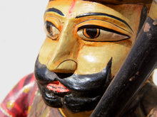 Carica l&#39;immagine nel visualizzatore di Gallery, statua indiana in legno di mango inciso e dipinta raffigurante guardiano del palazzo del maharaja . lavorata artigianalmente . databile seconda metà &#39;900, India, Rajasthan.  dimensioni 22x18 h51cm.    disponibili altri modelli per info contattare 0039 3338778241 watshapp info@etniko.it mail facebook/ instagram/ etsy : etnikobycrosato