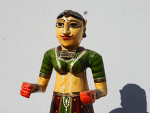 Carica l&#39;immagine nel visualizzatore di Gallery, statua indiana in legno di mango inciso e dipinta raffigurante donna palazzo del maharaja . lavorata artigianalmente . databile seconda metà &#39;900, India, Rajasthan.  dimensioni 19x22 h60cm.    disponibili altri modelli per info contattare 0039 3338778241 watshapp info@etniko.it mail facebook/ instagram/ etsy : etnikobycrosato