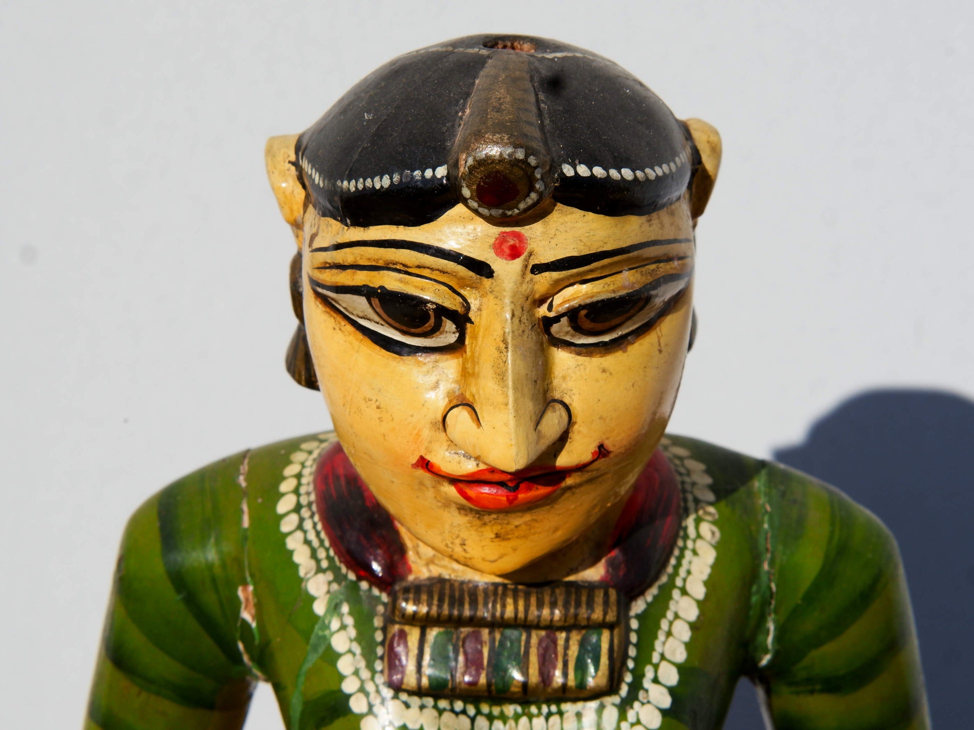 statua indiana in legno di mango inciso e dipinta raffigurante donna palazzo del maharaja . lavorata artigianalmente . databile seconda metà '900, India, Rajasthan.  dimensioni 19x22 h60cm.    disponibili altri modelli per info contattare 0039 3338778241 watshapp info@etniko.it mail facebook/ instagram/ etsy : etnikobycrosato