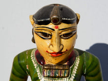 Carica l&#39;immagine nel visualizzatore di Gallery, statua indiana in legno di mango inciso e dipinta raffigurante donna palazzo del maharaja . lavorata artigianalmente . databile seconda metà &#39;900, India, Rajasthan.  dimensioni 19x22 h60cm.    disponibili altri modelli per info contattare 0039 3338778241 watshapp info@etniko.it mail facebook/ instagram/ etsy : etnikobycrosato