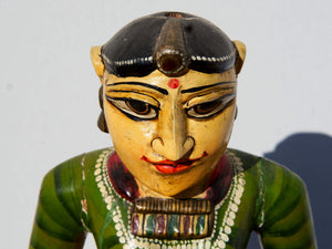 statua indiana in legno di mango inciso e dipinta raffigurante donna palazzo del maharaja . lavorata artigianalmente . databile seconda metà '900, India, Rajasthan.  dimensioni 19x22 h60cm.    disponibili altri modelli per info contattare 0039 3338778241 watshapp info@etniko.it mail facebook/ instagram/ etsy : etnikobycrosato
