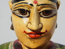 Carica l&#39;immagine nel visualizzatore di Gallery, statua indiana in legno di mango inciso e dipinta raffigurante donna palazzo del maharaja . lavorata artigianalmente . databile seconda metà &#39;900, India, Rajasthan.  dimensioni 19x22 h60cm.    disponibili altri modelli per info contattare 0039 3338778241 watshapp info@etniko.it mail facebook/ instagram/ etsy : etnikobycrosato
