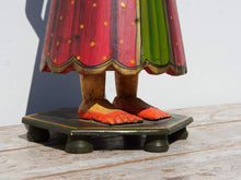 Carica l&#39;immagine nel visualizzatore di Gallery, statua indiana in legno di mango inciso e dipinta raffigurante donna palazzo del maharaja . lavorata artigianalmente . databile seconda metà &#39;900, India, Rajasthan.  dimensioni 19x22 h60cm.    disponibili altri modelli per info contattare 0039 3338778241 watshapp info@etniko.it mail facebook/ instagram/ etsy : etnikobycrosato