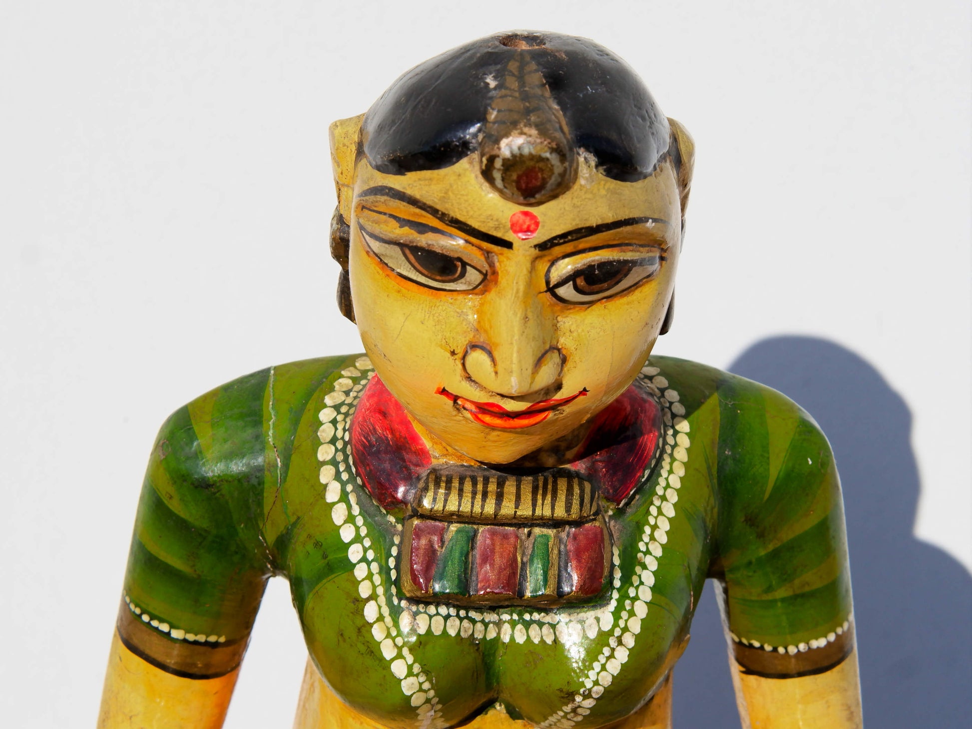 statua indiana in legno di mango inciso e dipinta raffigurante donna palazzo del maharaja . lavorata artigianalmente . databile seconda metà '900, India, Rajasthan.  dimensioni 19x22 h60cm.    disponibili altri modelli per info contattare 0039 3338778241 watshapp info@etniko.it mail facebook/ instagram/ etsy : etnikobycrosato