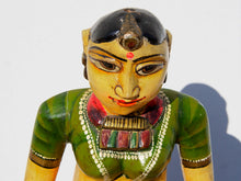 Carica l&#39;immagine nel visualizzatore di Gallery, statua indiana in legno di mango inciso e dipinta raffigurante donna palazzo del maharaja . lavorata artigianalmente . databile seconda metà &#39;900, India, Rajasthan.  dimensioni 19x22 h60cm.    disponibili altri modelli per info contattare 0039 3338778241 watshapp info@etniko.it mail facebook/ instagram/ etsy : etnikobycrosato