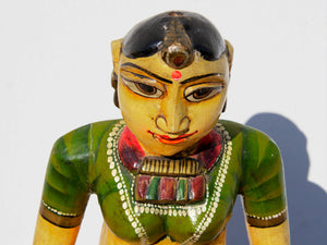 statua indiana in legno di mango inciso e dipinta raffigurante donna palazzo del maharaja . lavorata artigianalmente . databile seconda metà '900, India, Rajasthan.  dimensioni 19x22 h60cm.    disponibili altri modelli per info contattare 0039 3338778241 watshapp info@etniko.it mail facebook/ instagram/ etsy : etnikobycrosato