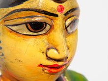 Carica l&#39;immagine nel visualizzatore di Gallery, statua indiana in legno di mango inciso e dipinta raffigurante donna palazzo del maharaja . lavorata artigianalmente . databile seconda metà &#39;900, India, Rajasthan.  dimensioni 19x22 h60cm.    disponibili altri modelli per info contattare 0039 3338778241 watshapp info@etniko.it mail facebook/ instagram/ etsy : etnikobycrosato