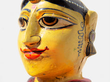Carica l&#39;immagine nel visualizzatore di Gallery, statua indiana in legno di mango inciso e dipinta raffigurante donna palazzo del maharaja . lavorata artigianalmente . databile seconda metà &#39;900, India, Rajasthan.  dimensioni 19x22 h60cm.    disponibili altri modelli per info contattare 0039 3338778241 watshapp info@etniko.it mail facebook/ instagram/ etsy : etnikobycrosato