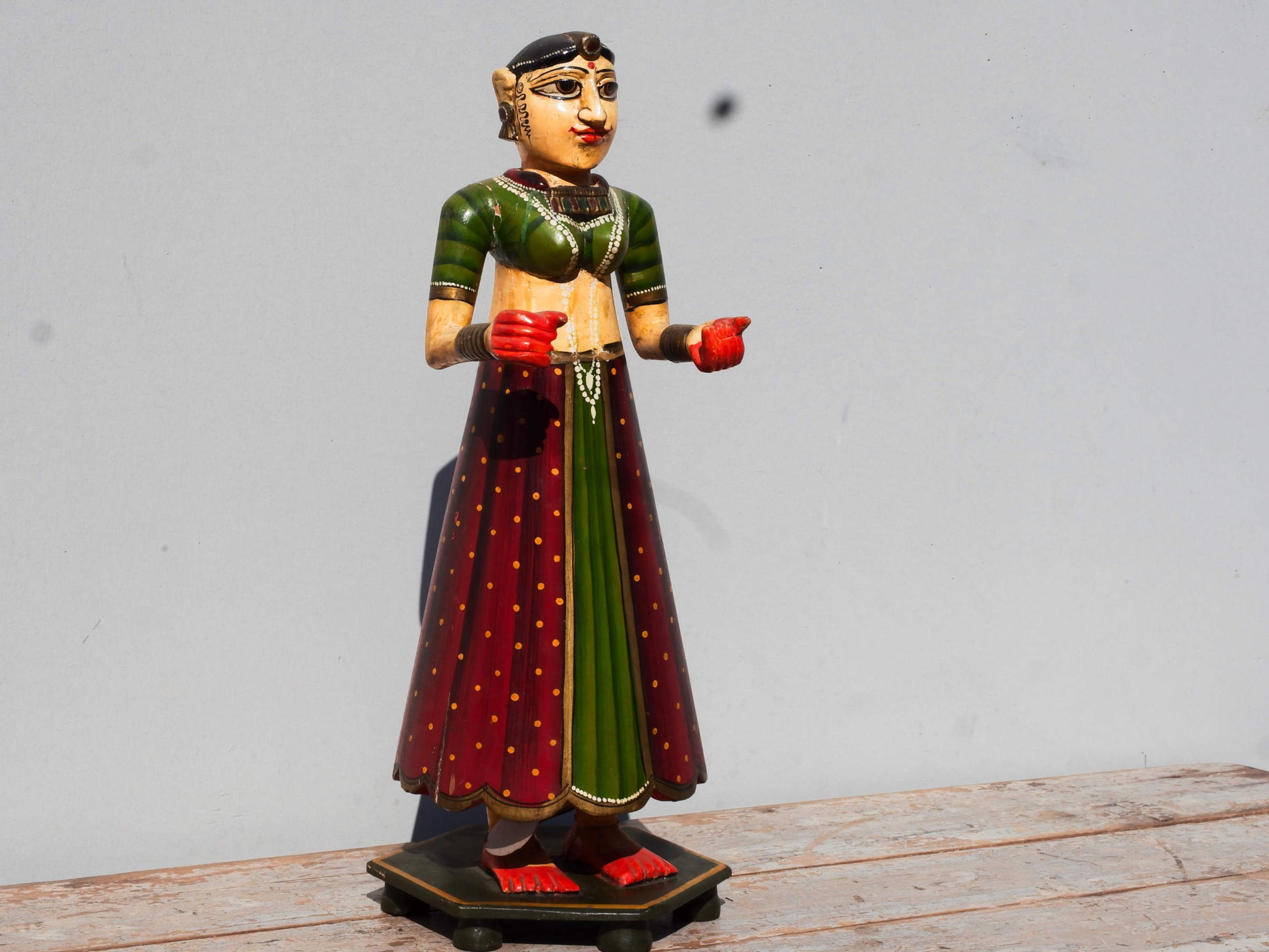 statua indiana in legno di mango inciso e dipinta raffigurante donna palazzo del maharaja . lavorata artigianalmente . databile seconda metà '900, India, Rajasthan.  dimensioni 19x22 h60cm.    disponibili altri modelli per info contattare 0039 3338778241 watshapp info@etniko.it mail facebook/ instagram/ etsy : etnikobycrosato