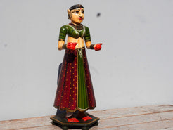 statua indiana in legno di mango inciso e dipinta raffigurante donna palazzo del maharaja . lavorata artigianalmente . databile seconda metà '900, India, Rajasthan.  dimensioni 19x22 h60cm.    disponibili altri modelli per info contattare 0039 3338778241 watshapp info@etniko.it mail facebook/ instagram/ etsy : etnikobycrosato