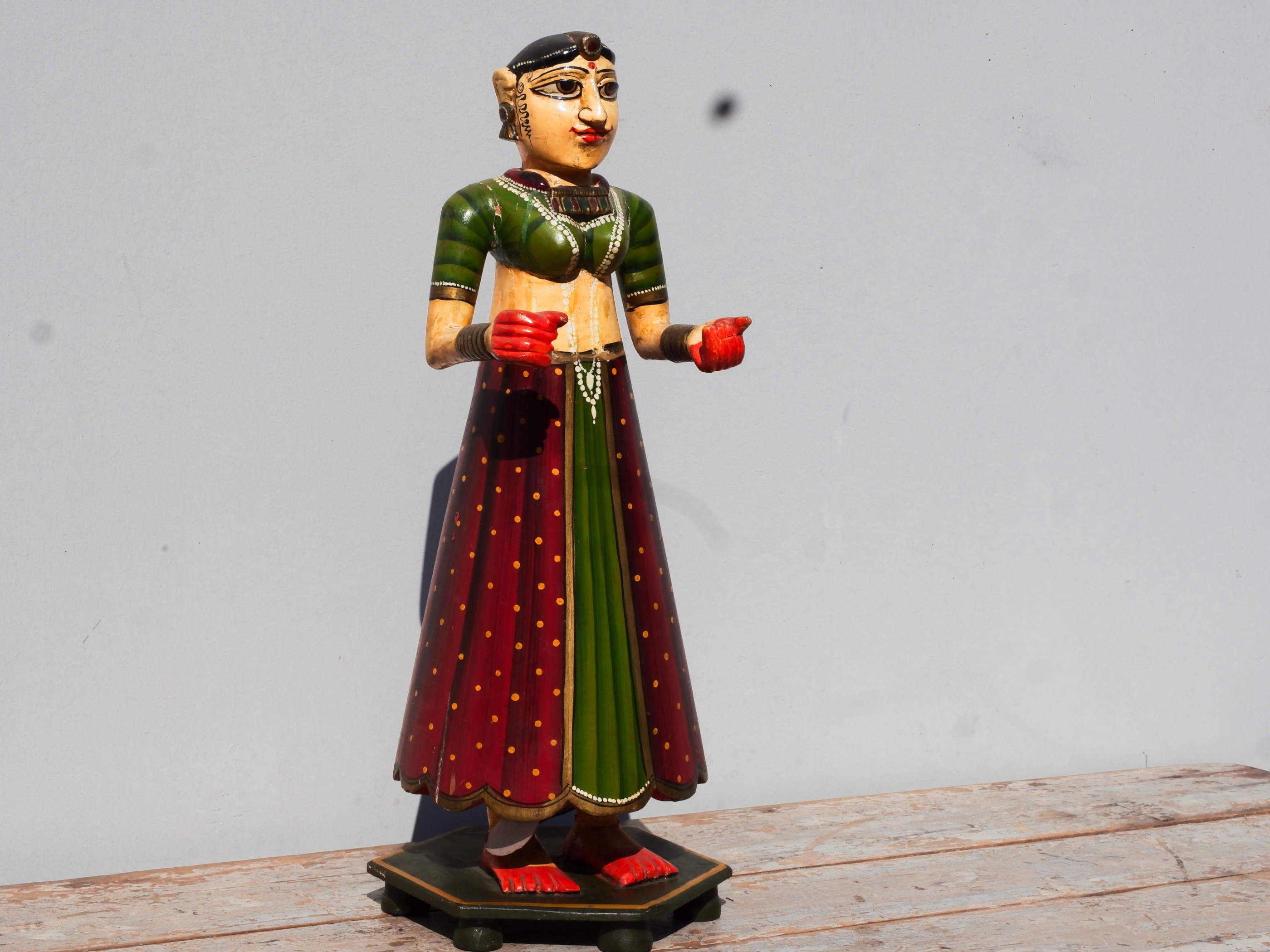 statua indiana in legno di mango inciso e dipinta raffigurante donna palazzo del maharaja . lavorata artigianalmente . databile seconda metà '900, India, Rajasthan.  dimensioni 19x22 h60cm.    disponibili altri modelli per info contattare 0039 3338778241 watshapp info@etniko.it mail facebook/ instagram/ etsy : etnikobycrosato