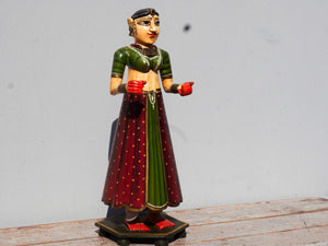 statua indiana in legno di mango inciso e dipinta raffigurante donna palazzo del maharaja . lavorata artigianalmente . databile seconda metà '900, India, Rajasthan.  dimensioni 19x22 h60cm.    disponibili altri modelli per info contattare 0039 3338778241 watshapp info@etniko.it mail facebook/ instagram/ etsy : etnikobycrosato
