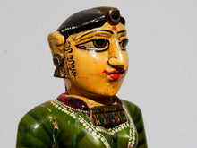 Carica l&#39;immagine nel visualizzatore di Gallery, statua indiana in legno di mango inciso e dipinta raffigurante donna palazzo del maharaja . lavorata artigianalmente . databile seconda metà &#39;900, India, Rajasthan.  dimensioni 19x22 h60cm.    disponibili altri modelli per info contattare 0039 3338778241 watshapp info@etniko.it mail facebook/ instagram/ etsy : etnikobycrosato