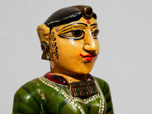 statua indiana in legno di mango inciso e dipinta raffigurante donna palazzo del maharaja . lavorata artigianalmente . databile seconda metà '900, India, Rajasthan.  dimensioni 19x22 h60cm.    disponibili altri modelli per info contattare 0039 3338778241 watshapp info@etniko.it mail facebook/ instagram/ etsy : etnikobycrosato
