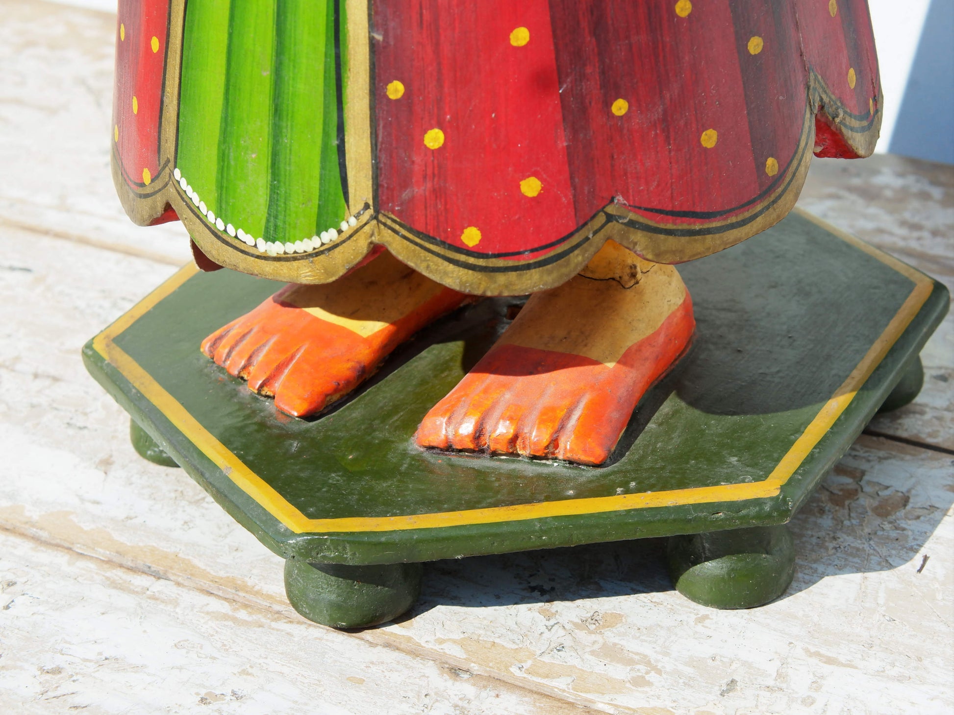 statua indiana in legno di mango inciso e dipinta raffigurante donna palazzo del maharaja . lavorata artigianalmente . databile seconda metà '900, India, Rajasthan.  dimensioni 19x22 h60cm.    disponibili altri modelli per info contattare 0039 3338778241 watshapp info@etniko.it mail facebook/ instagram/ etsy : etnikobycrosato