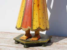 Carica l&#39;immagine nel visualizzatore di Gallery, statua indiana in legno di mango inciso e dipinta raffigurante donna palazzo del maharaja . lavorata artigianalmente . databile seconda metà &#39;900, India, Rajasthan.  dimensioni 21x23 h60cm.    disponibili altri modelli per info contattare 0039 3338778241 watshapp info@etniko.it mail facebook/ instagram/ etsy : etnikobycrosato