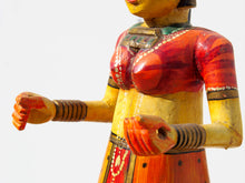 Carica l&#39;immagine nel visualizzatore di Gallery, statua indiana in legno di mango inciso e dipinta raffigurante donna palazzo del maharaja . lavorata artigianalmente . databile seconda metà &#39;900, India, Rajasthan.  dimensioni 21x23 h60cm.    disponibili altri modelli per info contattare 0039 3338778241 watshapp info@etniko.it mail facebook/ instagram/ etsy : etnikobycrosato