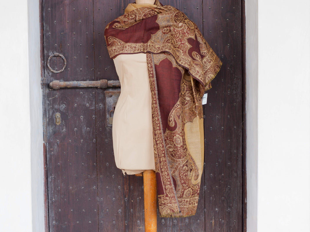scialle jamawar o kaani, tipica lavorazione del nord india / nepal in lana finissima per formare trasparenza ed effetto double faces.dimensioni 75 x 210 cm 