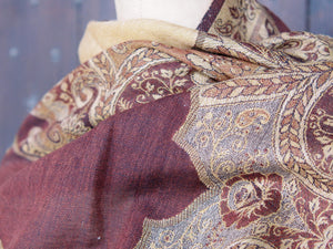 scialle jamawar o kaani, tipica lavorazione del nord india / nepal in lana finissima per formare trasparenza ed effetto double faces.dimensioni 75 x 210 cm 
