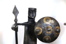 Carica l&#39;immagine nel visualizzatore di Gallery, statue in metallo con scudo, provenienza indiana. dimensioni 16x10xh29cm.
