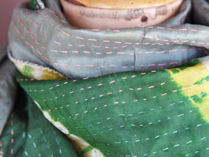Tipico scialle indiano in seta lavorato con la tecnica khanta, double face. Lavorato interamente a mano per questo è un pezzo unico.peso 70 grammi, dimensioni 44x210cm