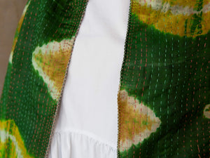 Tipico scialle indiano in seta lavorato con la tecnica khanta, double face. Lavorato interamente a mano per questo è un pezzo unico.peso 70 grammi, dimensioni 44x210cm