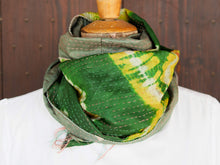 Carica l&#39;immagine nel visualizzatore di Gallery, Tipico scialle indiano in seta lavorato con la tecnica khanta, double face. Lavorato interamente a mano per questo è un pezzo unico.peso 70 grammi, dimensioni 44x210cm