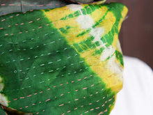Carica l&#39;immagine nel visualizzatore di Gallery, Tipico scialle indiano in seta lavorato con la tecnica khanta, double face. Lavorato interamente a mano per questo è un pezzo unico.peso 70 grammi, dimensioni 44x210cm