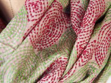 Carica l&#39;immagine nel visualizzatore di Gallery, Tipico scialle indiano in seta lavorato con la tecnica khanta, double face. Lavorato interamente a mano per questo è un pezzo unico.