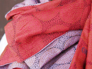 Tipico scialle indiano in seta lavorato con la tecnica khanta, double face. peso 80 grammi, dimensioni 40x200cm.
