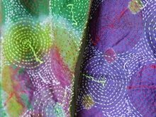 Carica l&#39;immagine nel visualizzatore di Gallery, Tipico scialle indiano in seta lavorato con la tecnica khanta, double face. peso 80 grammi, dimensioni 40x200cm.