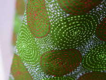 Carica l&#39;immagine nel visualizzatore di Gallery, Tipico scialle indiano in seta lavorato con la tecnica khanta, double face. peso 80 grammi, dimensioni 40x200cm.