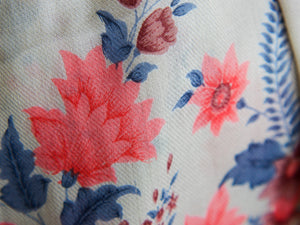 Scialle in cahemire 70% e lana 30 con decorazioni floreali mix color. lavorata artiginalmente, pezzo unico. lavare a secco sempre.  dimensioni 75x200cm, peso 80gr