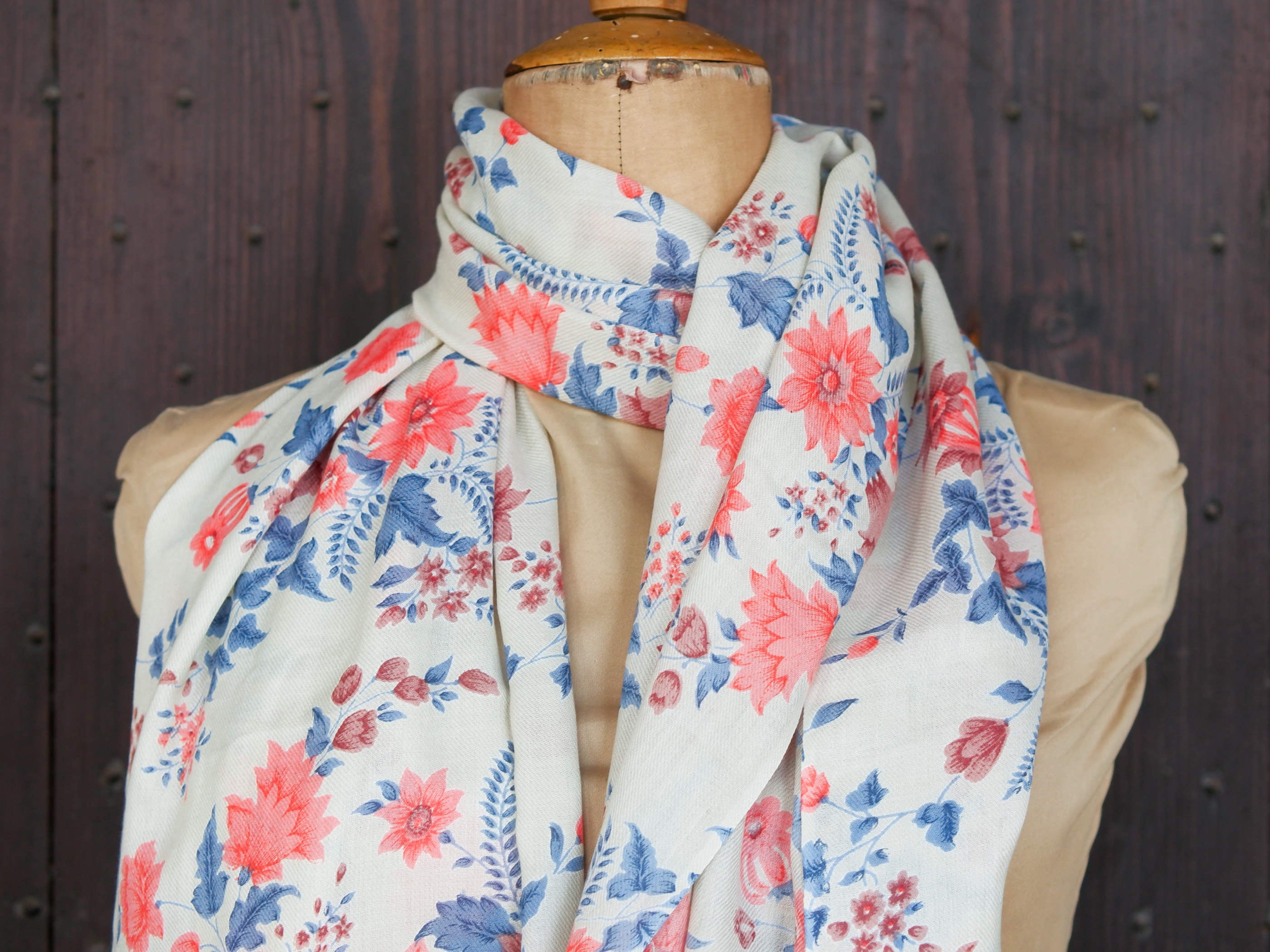 Scialle indiano in cashmere e lana con motivi floreali corallo e blu avio indossato su manichino