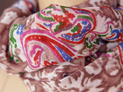 Scialle in lana 33%, cachemire 33% e cotone 33% con decorazioni floreali mix color. lavorata artiginalmente, pezzo unico. lavare a secco sempre.  dimensioni 70x200cm, peso 60gr