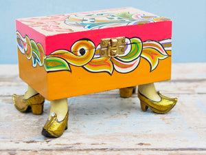 Box portagioie in legno finemente decorato e dipinto.  Dimensioni 16x13 h12cm.    per ulteriori info o foto mail info@etniko.it whatsapp 0039 3338778241 etsy / ig / fb : etnikobycrosato