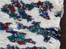 Carica l&#39;immagine nel visualizzatore di Gallery, scialle indiano in lana goffrata, lavorata interamente a mano, dalla filatura alla tinta con coloranti vegetali  peso 180grammi, dimensioni circa 65x200cm