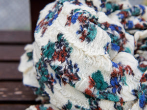 scialle indiano in lana goffrata, lavorata interamente a mano, dalla filatura alla tinta con coloranti vegetali  peso 180grammi, dimensioni circa 65x200cm
