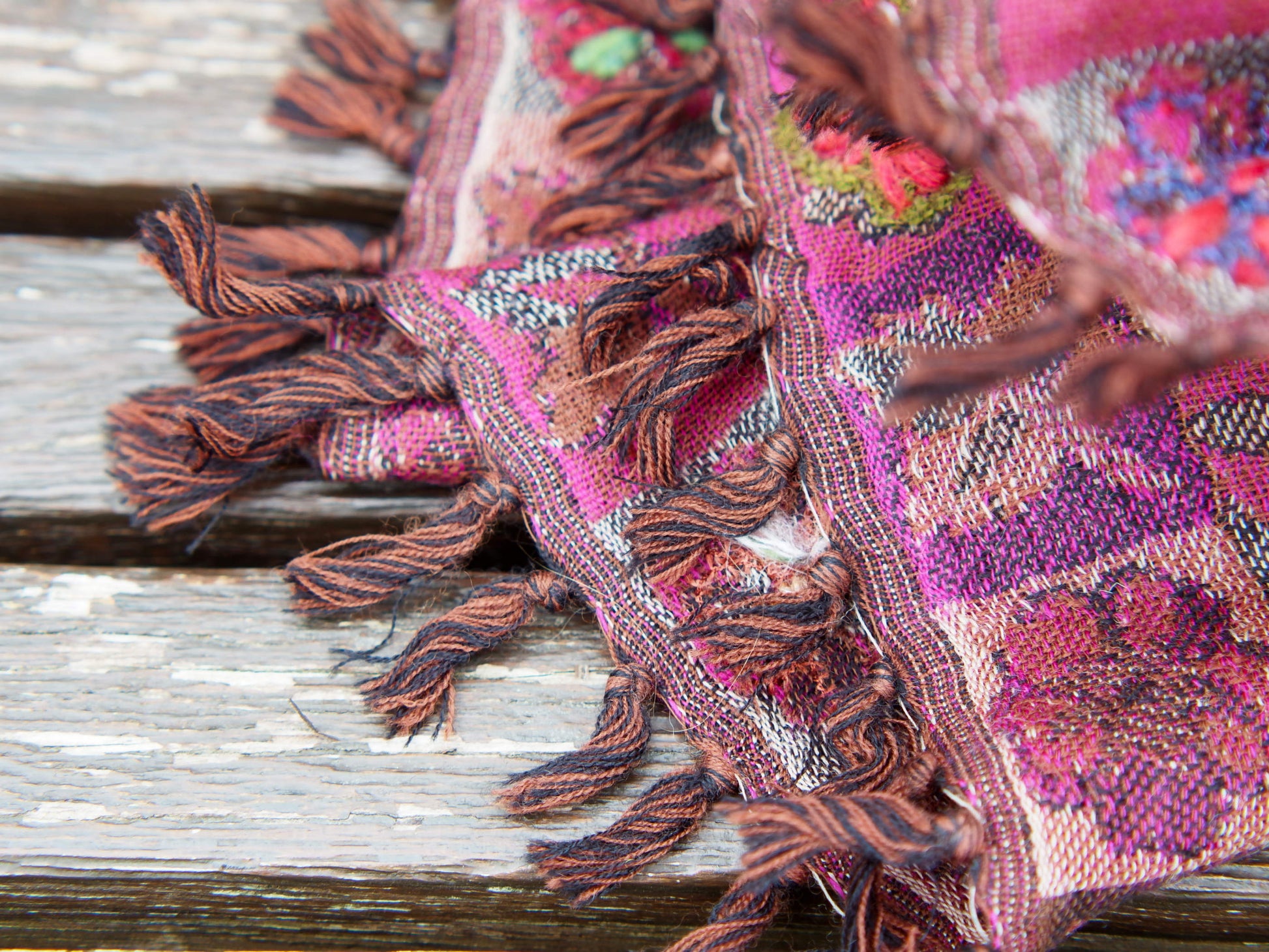 Scialle in lana cachemire ricamato, tipica lavorazione del nord india / nepal. Lana finissima per formare trasparenza ed effetto double faces. Ogni singolo scialle kaani o kani è decorato con una bordatura e disegni cachemire floreali. I colori possono variare dall 'arancione, bordeaux, marrone, comunque colori di terra e naturali.  dimensioni 70x200, peso 270grammi
