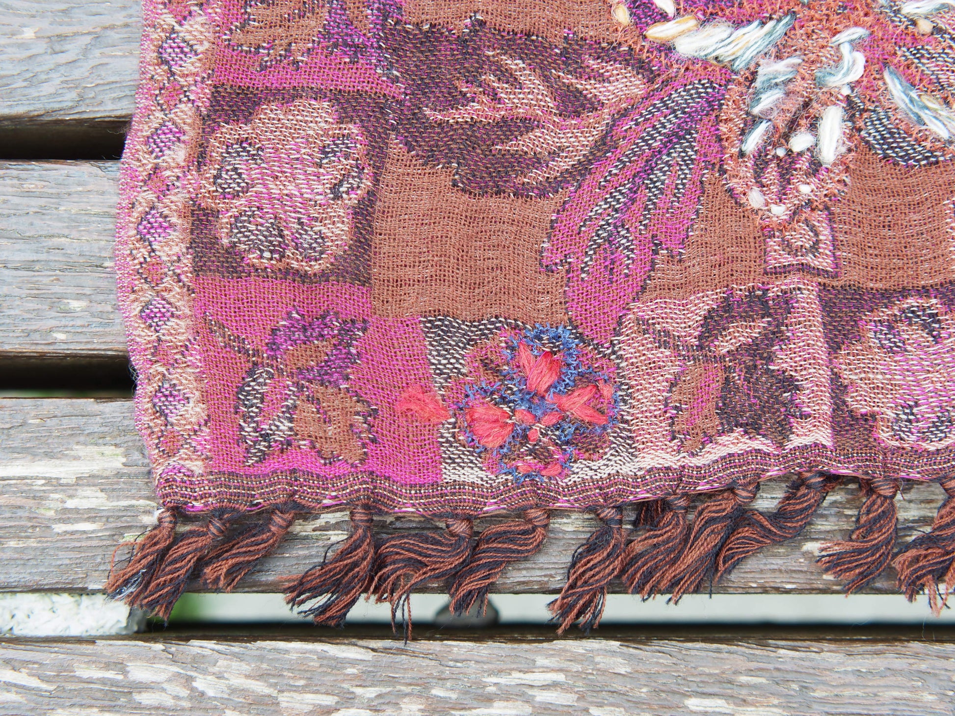 Scialle in lana cachemire ricamato, tipica lavorazione del nord india / nepal. Lana finissima per formare trasparenza ed effetto double faces. Ogni singolo scialle kaani o kani è decorato con una bordatura e disegni cachemire floreali. I colori possono variare dall 'arancione, bordeaux, marrone, comunque colori di terra e naturali.  dimensioni 70x200, peso 270grammi