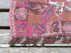 Scialle in lana cachemire ricamato, tipica lavorazione del nord india / nepal. Lana finissima per formare trasparenza ed effetto double faces. Ogni singolo scialle kaani o kani è decorato con una bordatura e disegni cachemire floreali. I colori possono variare dall 'arancione, bordeaux, marrone, comunque colori di terra e naturali.  dimensioni 70x200, peso 270grammi